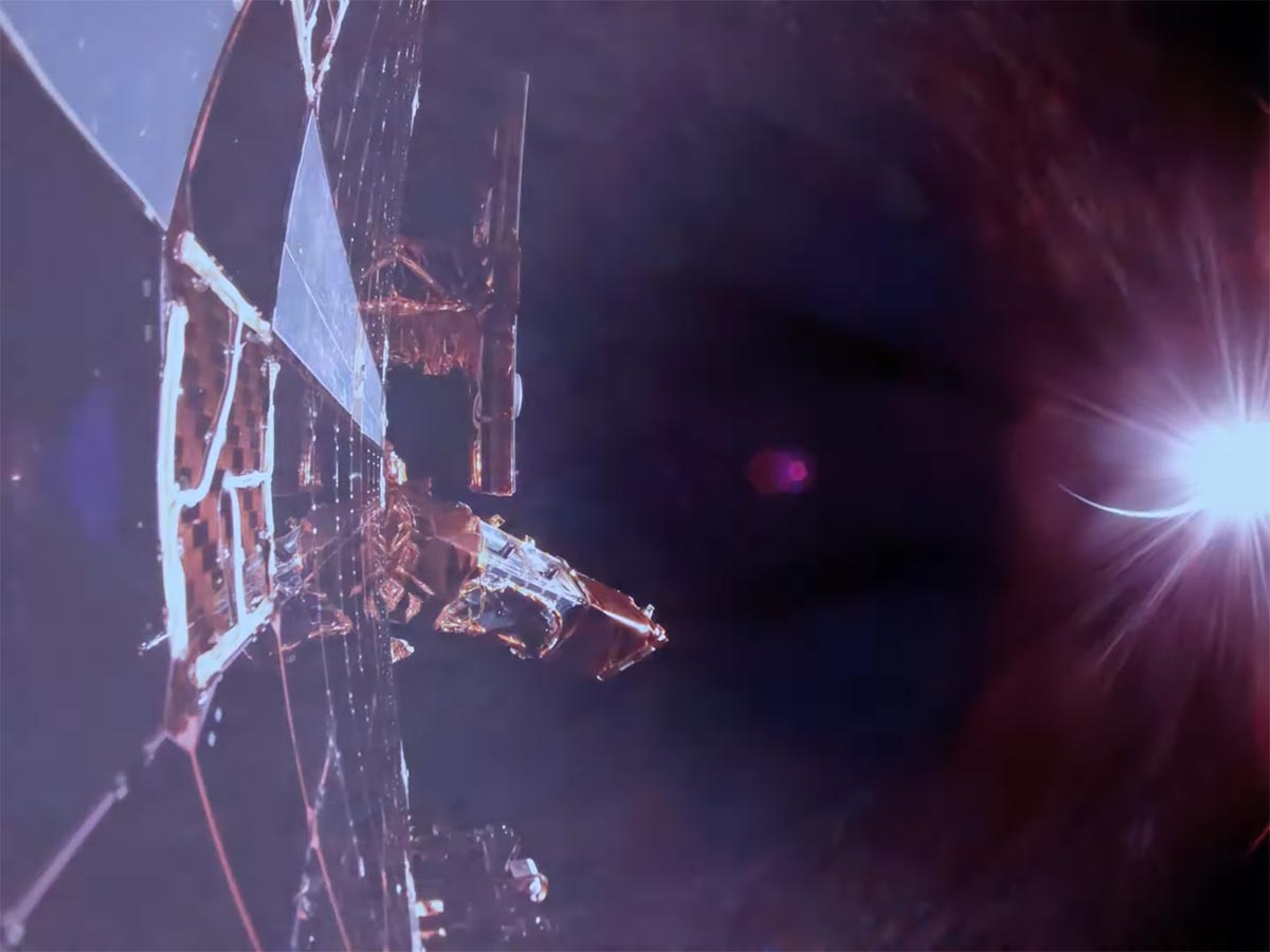 Blue Ghost는 첫 번째 메인 엔진 화상을 수행하고 달로 여행을 떠나는 숨막히는 일식을 포착합니다.