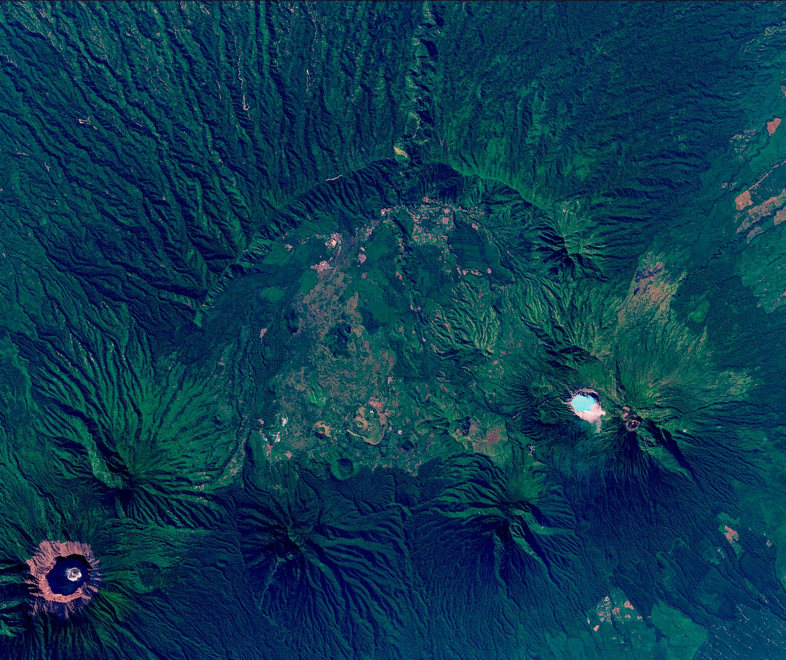 Kawah Ijen의 위협적인 물의 섬뜩한 아름다움 : 세계 최대의 산성 가마솥 공개
